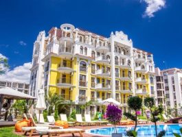Оферта Нощувка за 2-ма възрастни с 2 деца до 11.99г. или 3-ма възрастни + басейн в хотел Хармони Суитс Монте Карло,  Слънчев бряг