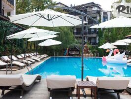 Специална оферта за Изгодна почивка в Приморско от 15 Май до 4 Октомври! All Inclusive нощувка + басейн, шезлонг и чадър, от Комплекс Грийн Парадайз