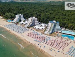 Специална оферта за Почивка на първа линия в Албена през цялото лято! All Inclusive нощувка + басейн с минерална вода, 2 шезлонга и 1 чадър на плажа, от реновирания Хотел Боряна 4*