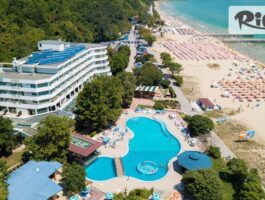 Специална оферта за Почивка на първа линия в Албена от 8 до 21 Юни и от 7 до 13 Септември! All Inclusive нощувка + басейн, 2 шезлонга и 1 чадър на плажа, от Хотел Арабела Бийч 4*