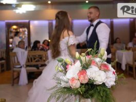 Специална оферта за Сватбено заснемане на подписване до 2 часа + флашка и 30 кадъра на хартия, предоставено от Monkey Photo Studio
