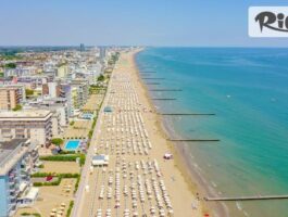 Специална оферта за Почивка в курортa Лидо ди Йезоло, Италия! 7 нощувки със закуски и вечери в хотел 3* + автобусен транспорт и посещение на град Триест и възможност за Верона, Венеция и Падуа