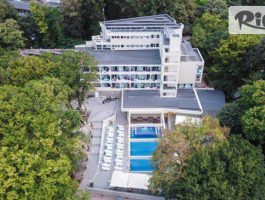 Специална оферта за Почивка в Китен от 11 Юли до 24 Август! All Inclusive нощувка за до четирима + басейн, чадър и шезлонг + Безплатно за дете до 12.99 г., от Хотел Ариана