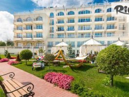 Специална оферта за Почивка на 300м. от плажа в Кранево! Нощувка с изхранване по избор + вход за Ледена пързалка и процедура + външен мин. басейн, вътрешни и СПА от Балнеохотел Терма Палас 5*