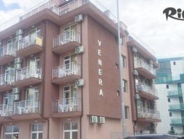Специална оферта за Изгодна почивка в Приморско през лятото! Нощувка със закуска и вечеря + басейн и шезлонг, от Комплекс Венера само на 30 метра от Северния плаж
