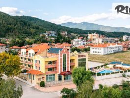 Специална оферта за СПА почивка във Велинград до края на Юни! Нощувка със закуска + вътрешен минерален басейн и СПА, от Спа Хотел Холидей 4*