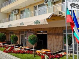 Специална оферта за Ранни записвания за море в Обзор - важи за празници! Нощувка със закуска и възможност за вечеря за до петима + басейн и шезлонг, от Хотел Обзор Сити на 100 метра от плажа