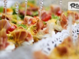 Специална оферта за Сет За хубава компания с 270 бр. сладки и солени микс коктейлни хапки в 9 плата с 56% отстъпка, предоставено от Кулинарна Работилница Деличи