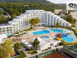 Специална оферта за Почивка на първа линия в Албена от 22.06 до 1.07 и от 26.08 до 6.09! Нощувка, закуска и вечеря + басейни с мин. вода, СПА, релакс зона от Maritim Paradise Blue Hotel and Spa 5*