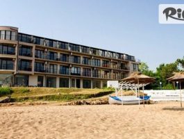 Специална оферта за На първа линия в Черноморец от 22.06 до 4.07 и от 25.08 до 31.09! Нощувка, закуска и вечеря с напитки + чадър и 2 шезлонга + Безплатно настаняване на дете до 7.99 г, от Лост Сити