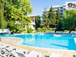Специална оферта за Почивка на първа линия в Албена от 22.06 до 1.07 и от 26.08 до 6.09! All Inclusive нощувка + басейн, 2 шезлонга и 1 чадър на плажа, от Хотел Сенди Бийч 4*