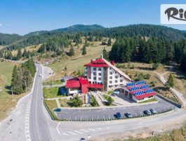 Специална оферта за Почивка в Пампорово от 17 Август до 30 Септември! Нощувка със закуска и възможност за вечеря + закрит басейн, релакс зона и детска площадка, от Хотел КООП Рожен