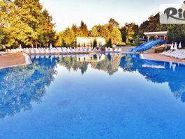 Специална оферта за ТОП оферта за море в Албена през цялото лято! All Inclusive нощувка + басейн с минерална вода, 2 шезлонга и 1 чадър на плажа, от Хотел Ком