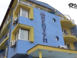 Специална оферта за Цяло лято на море в Лозенец на 200 метра от плажа! Нощувка + паркинг, от Семеен хотел Нептун