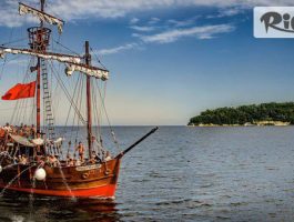 Специална оферта за 90-минутна разходка по залез с кораб Pinta Varna или Арабела, с анимационна програма и почерпка, от Varna Party Boats