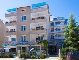 Топ Оферта Лятна почивка до плажа в Равда, All Inclusive Light, чадър и шезлонг на плажа до 14.07 в Семеен хотел Елвира