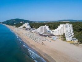 Топ Оферта Лято 2025 в Албена, първа линия all inclusive до 21.06 с безплатен плаж в хотел Мура