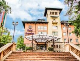Топ Оферта Уикенд СПА почивка във Велинград със закуска и вечеря за двама в Хотел Двореца