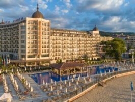 Топ Оферта На първа линия с шезлонг и чадър на плажа, Ultra All Inclusive с плаж до 02.07 в хотел Адмирал