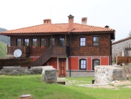 Оферта С компанията в Копривщица! Нощувка със закуска в самостоятелна къща за 8 човека от комплекс Ред Хаус