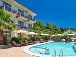 Оферта Промо оферта 23.05-06.06 на 70м. от плажа в Simeon Hotel, Метаморфоси, Гърция! Нощувка със закуска и вечеря за ДВАМА + басейн