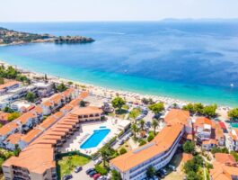 Оферта На първа линия в Toroni Blue Sea Hotel***, Торони, Гърция! Нощувка за ДВАМА със закуска и вечеря + басейн. Дете до 11.99г. безплатно!