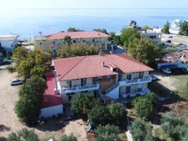 Оферта На 20м. от плажа в Геракини, Гърция! Нощувка за ДВАМА в Hotel Estelle