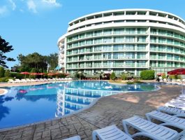 Оферта На първа линия в Слънчев бряг! Нощувка за ДВАМА на база All Inclusive + 2 басейна в хотел Цезар Палас****. Дете до 11.99г. БЕЗПЛАТНО!