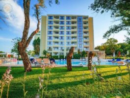 Оферта Нощувка на човек на база All Inclusive + шезлонг и чадър на плажа + безплатен вход за Аквапланет Приморско от Перла Роял*****, Приморско