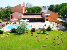 Оферта 11.07-22.09 само на 100м. от плаж Атлиман! Нощувка на човек на база All inclusive + басейн в хотел Нева, Китен