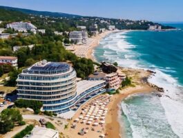 Оферта All Inclusive почивка за двама на първа линия в Св. Св. Константин и Елена! 2+ нощувки + чадър и шезлонг на плажа, 3 минерални басейна и СПА от хотел Сириус Бийч. Дете до 11.99г. БЕЗПЛАТНО!
