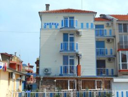 Оферта Нощувка на човек в семеен хотел Сияние, Равда