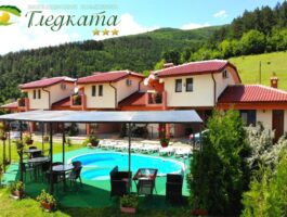 Оферта Почивка край Павел Баня! Нощувка на човек със закуска + външен басейн във Ваканционен комплекс Гледката. с Скобелево