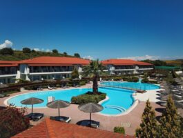Оферта На 250м. от плажа в хотел Alexandros Palace*****, Трипити, Гърция! Нощувка за ДВАМА със закуска и вечеря + басейн, чадър и шезлонг на плажа! Дете до 12г. БЕЗПЛАТНО!