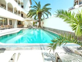 Оферта На 200м. от плажа в Elinotel Polis Hotel, Ханиоти, Гърция! Нощувка за ДВАМА със закуска и вечеря + басейн