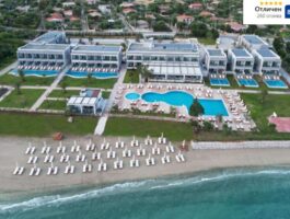 Оферта На първа линия в Sea Coast Resort 5*, Геракини, Гърция! Нощувка за ДВАМА на база All Inclusive + басейни и частен плаж