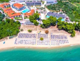 Оферта На първа линия в Hotel Lagomandra Beach****, Никити, Гърция! Нощувка за ДВАМА със закуска и вечеря + басейн. Дете до 11.99г. БЕЗПЛАТНО!