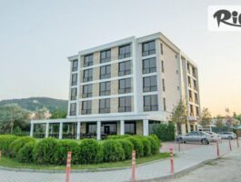 Специална оферта за Почивка на първа линия на централен плаж в Кранево от 1 до 11 Юли! 5 нощувки със закуски + външен басейн с чадъри и шезлонги, вътрешен басейн и паркинг, от Хотел Магнифик