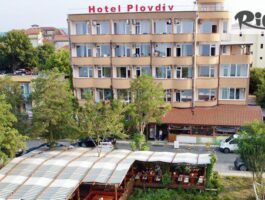 Специална оферта за Почивка на 100 метра от плажа в Приморско в ТОП сезон! Нощувка със закуска и вечеря + басейн, чадър и шезлонг, от Хотел Пловдив