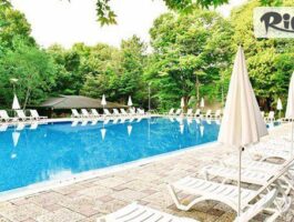 Специална оферта за Ранни записвания за море в Албена през цялото лято! All Inclusive нощувка + басейн с минерална вода, 2 шезлонга и 1 чадър на плажа, от Хотел Компас