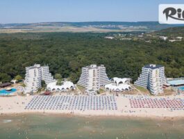Специална оферта за Почивка на първа линия в Албена от 2 Юли до 18 Август! All Inclusive нощувка + басейн с минерална вода, 2 шезлонга и 1 чадър на плажа, от Хотел Нона
