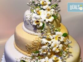 Мега Оферта Сватбена торта с истински цветя: 60, 80 или 100 парчета от Сладкарница Джорджо Джани!